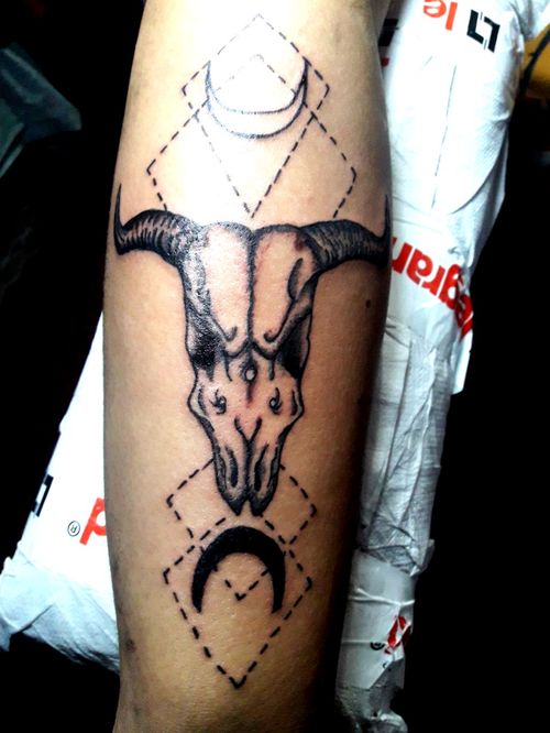 Bull skull by:Helmer tatto from santiago, chile 