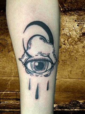 #eyetattoo #moontattoo #eye #surrealism #dotworktattoo #rockmybodytattoo #tattooartist 