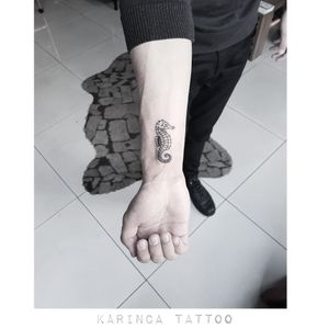 Minimal SeahorseInstagram: @karincatattoo #sea #seahorse #arm #seahorsetattoo #karincatattoo #tattoo #tattoos #tattoodesign #tattooartist #tattooer #tattoostudio #tattoolove #tattooart #istanbul #turkey #dövme #dövmeci #design #tattedup #inked 