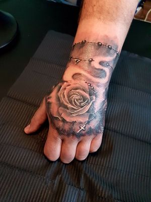 #rose #rosa #handtattoo #terço #rosetattoo 