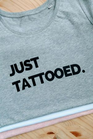 T-shirt homme et femme "JUST TATTOOED" Pour ceux qui se sentent bien avec leurs tattoos ! Disponible Immédiatement sur tattoomoishop.com#inkinskin #inkspiration #tatouage #tattooparis #tattoogirls #cutetattoo #cutetattoogirl #bags #marilynmonroe #girlstattooed #tattooist #tattooinsta #justtattooed
