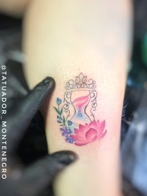 Ampulheta fineline com lótus 💖 #fineline #finelinetattoo #arabesque #lotusflower #lifetattoo #flowers #flowerstattoo #tatuadoresdobrasil #tat2me #tattoo2me 