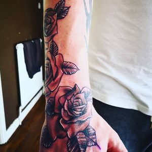 Hand tattoo #roses #handtatoo 