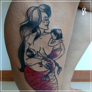 Juntar maternidade e sereia é muito amor pra uma tatuagem só! Todo o processo de criação desse trabalho foi incrível, tudo especialmente pensado pra uma maravilhosa sereia mãe de gêmeos. 💜 💛