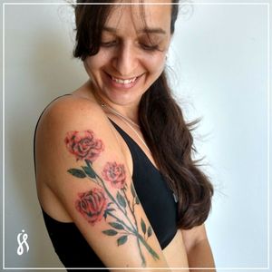 belezinha que floresceu hoje. 🌼 💛 🌿 É tão bom quando a gente faz um trabalho com amor e a cliente sai com esse sorriso no rosto, né?! ❤️ 😊 Segunda tatuagem na minha amiga linda, iluminada e profissional incrível, que sempre ajuda a diminuir as dorzinhas que a tatuagem me causa. 😄