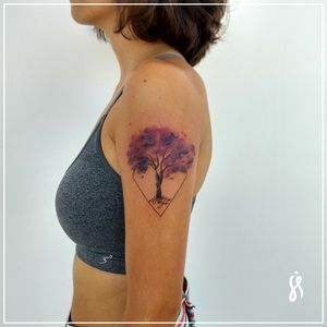 Cecília tatuou esse ipêzinho roxo em homenagem ao pai, que plantou uma dessas árvores incríveis. E eu amei realizar esse trabalho cheio de amor. 😊❤️