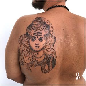 Michel tá se tornando meu portfólio humano: essa foi a terceira tatuagem e sempre são trabalhos que curto muito fazer. Dessa vez ele quis tatuar Shiva e me deu toda liberdade pra fazer do meu jeitinho.