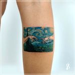 Van Gogh é meu grande ídolo das artes plásticas desde que eu me entendo por gente. Quando Joana me procurou pra fazer sua primeira tatuagem, a única exigência era que fosse uma junção da pintura "A noite estrelada" e do afresco "A criação de Adão", que faz parte do teto da Capela Sistina, pintado por Michelangelo. Mais que uma tattoo, é uma declaração de amor à arte e pra mim foi uma honra poder executá-la. 🖤