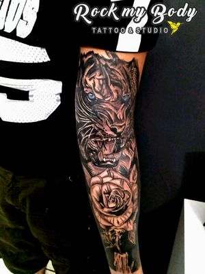 #tigertattoo #tigerhead #tiger #tattooart #tattooartist #instagram #rockmybodytattoostudio #blackandgreytattoo #realistic #realism 