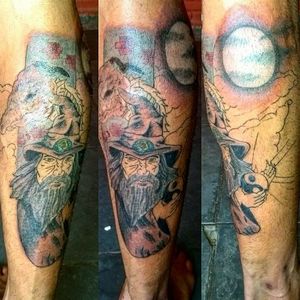 Criada pelo cliente e executada pelo tatuador Leonardo LorranMago , dragão,torre,lua