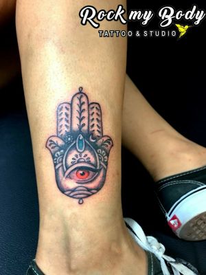  MANO DE FÁTIMA O HAMSA La fortuna, la protección, la seguridad y la familia son los significados más importantes para este bonito tatuaje que a tantas personas les encanta. #hamsatattoo #hamsahand #fatimahand #manodefatima #tattooartist #tattooart #inkedup 