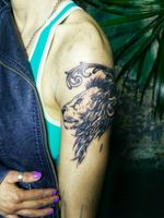 #lion#animal#animaltattoo#queentattoo#ink#graphicstattoo#graphics#illustration#blacktattoo#hand#liontattoo#lion#