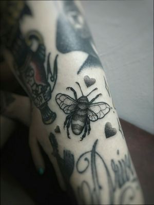 Bee Tattoo and Hearts #bee #abeja #hearts #corazones #corazon #dot #puntillismo #dotworktattoo #blackandgreytattoo #blackink #tattooaprentice #blackworkerssubmission 