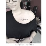 Instagram: @karincatattoo #karincatattoo #studio #tattoo #tattoos #tattoodesign #tattooartist #tattooer #tattoostudio #tattoolove #tattooart #istanbul #turkey #dövme #dövmeci #design #girl #woman #tattedup #inked #ink #collarbone 