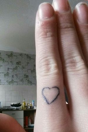 Ein Kleines Herz am Finger  (erstes Tattoo):)