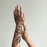 Credit to instagram : @inkgrams #hands #handtattoo #Black #flower #flowertattoo #rings 