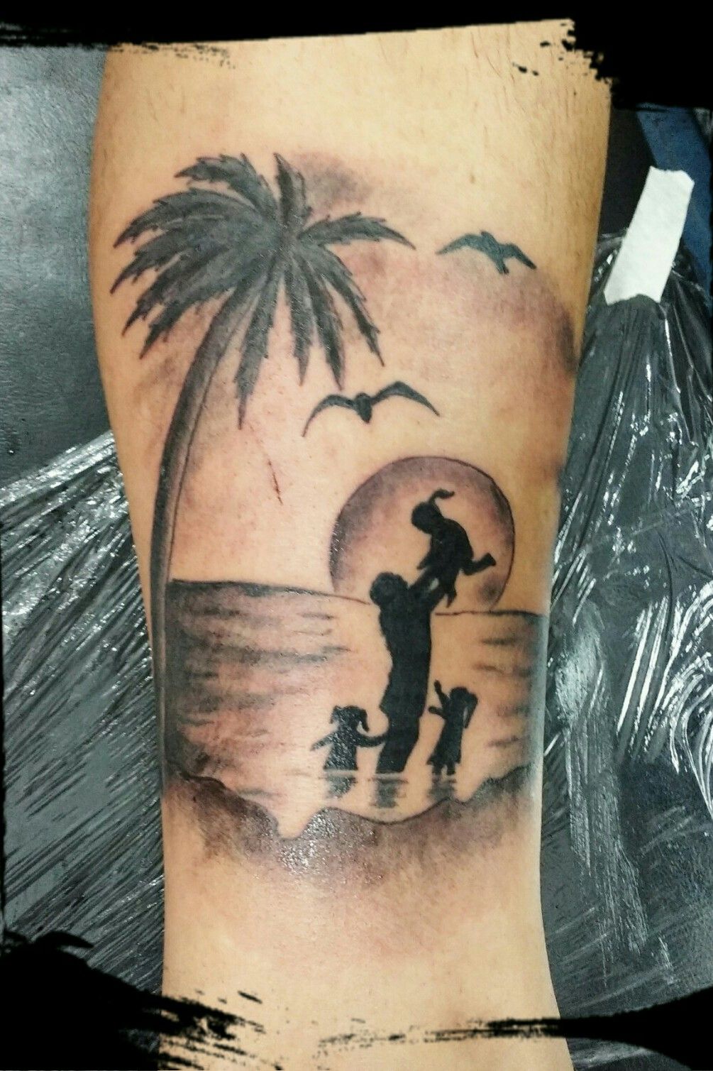 Tattoo uploaded by Juan Nuñez • #family #familía #father #padre #hijas  #blackandgreytattoo #playa #beach #paisagem #paisaje • Tattoodo