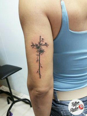 Tattoo feita por Joana Chung 3 Tattoo Studio Rua Ana Barbosa 29 sala 102 Méier - RJ Tel 21 3586-9485 993808510 #3tattoostudio #tattoo #tatuagem #tattoobrasil #tattoorj #meier #riodejaneiro #rj #instatattoo #ink #inked #inkedgirls #tatuagemfeminina #tatuagemdelicada #joanachung #tattoojá #tattoo2me #flowers #flores #flower #flor #flowerTattoo #florTattoo #tatuagemdeflores #tatuagemdeflor #cruz #cross #tatuagemdecruz