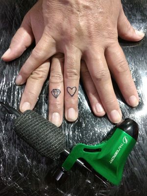 Tattoo delicada que rolou 💎Diamante & ❤️ Coração !!! #tattooartist  #Tattoodo #delicate #fineline #tattooart  #tattoo2me  #tattooGirls #universetattoo 💥✍🏼➖➖➖➖➖➖➖➖➖➖➖➖➖➖➖➖➖➖