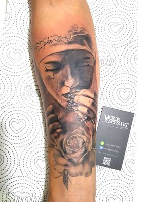 Trabalho em #blackandgrey feito no cliente Guilherme Assis.  Tema religioso.  Rosa cicatrizada feita na primeira sessão.  Material usado: Máquina electric ink pen #electricinkbrasil Tintas: jet Black #electricink Tempo: cerca de 6 horas de trabalho total. 