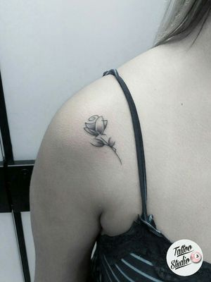 Tattoo feita por Joana Chung 3 Tattoo Studio Rua Ana Barbosa 29 sala 102 Méier - RJ Tel 21 3586-9485 993808510 #3tattoostudio #tattoo #tatuagem #tattoobrasil #tattoorj #meier #riodejaneiro #rj #instatattoo #ink #inked #inkedgirls #tatuagemfeminina #tatuagemdelicada #tattoojá #tattoo2me #pretoesombra #pretoebranco #pretoecinza #joanachung #rosa #rosatattoo #rosetattoo #rose #pretoesombra #pretoebranco #pretoecinza 