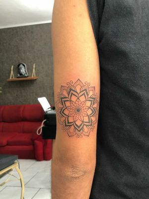 Mandala. Tatuagem por @juniottattoo7 ( Instagram) 