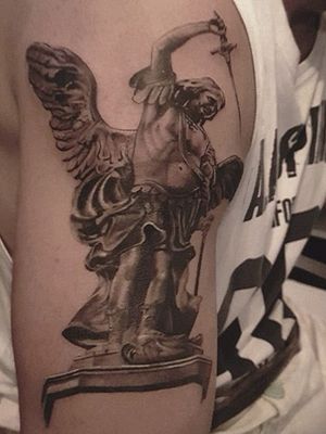 Inicio de fechamento de braço #realismopretoecinza #realismo #anjos #anjo #blackandgreytattoo #tattooart #tattoed #tattooartist 