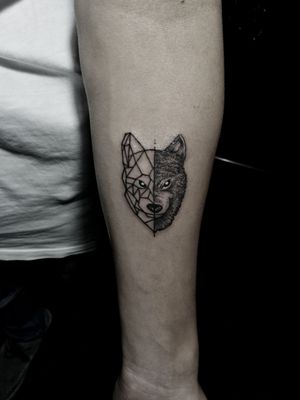 A wolf and lines 🐺!! #tattoo #art #stateoftheart #design #blackwork #tatoo #blackworktattoo #tattooartist #bastien