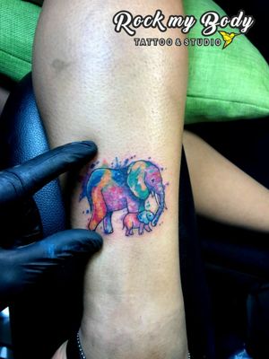 El amor de una mamá plasmado en este bello diseño de hoy... #elefante #elephants #tattoo #watercolortattoo #elephanttattoo 