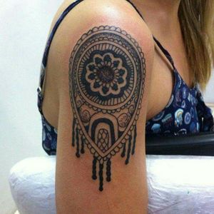 Tatuagem no estilo #mandalafloral #tatuagemfeminina #mandala #mandalatattoos #inkedgilrs 