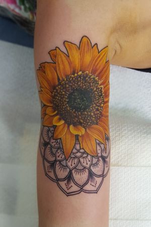 IG-patchmcfarlane  :Sunflower  and mandala .#sunflower #flowertattoo #floral #flowers #mandalatattoos #mandalas #mandala #mandalart#realistic #realistictattoo #tattoo #tattooart #portrait #realism #realistictattoo #tattoo #tattooart #portrait  
