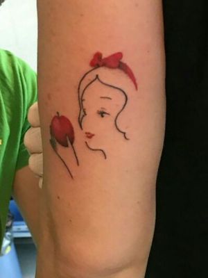 Snow White eating apple#watercolourtattoo  #snowwhite #apple  #TattooGirl #tattooed #watercolourtattooartist #picoftheday #tattoooftheday #colourfulltattoo #aquarela  #aquarelatattoo #armtattoo 