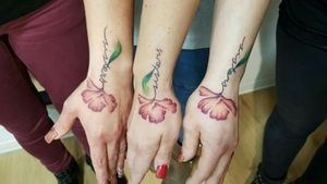Watercolour flowers#watercolourtattoo  #flowers #TattooGirl #tattooed #sistertattoos  #watercolourtattooartist #picoftheday #tattoooftheday #colourfulltattoo #aquarela  #aquarelatattoo #handtattoo 
