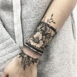 Floral wrist