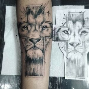 Leão cruz tattoo 