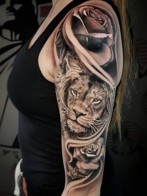 Full sleeve in progress #lionking #liontattoo #lion #roses #RoseTattoos #rose #inkedgirl #realistic #realistictattoo #fullsleeve #blackandgreytattoo #hyperrealistic #Tattoodo 