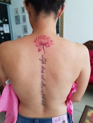 Frase e flor na coluna!#tattoo #tatuagem #arte #art #realism #blackandgrey #electricink #finelines #finelinetattoo 