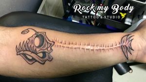 Los tatuajes pueden servir para cubrir cicatrices, pero a veces también se pueden incorporar marcas para crear diseños geniales como este. #Diablonegrodelmar #rockmybodytattoostudio #tattoo #scartattoo #tattooartist #fishtattoo #cicatriz #tatuajes 