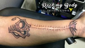 Los tatuajes pueden servir para cubrir cicatrices, pero a veces también se pueden incorporar estas marcas para crear diseños geniales como este. #diablonegrodelmar #tattooed #tattooartist #scartattoo #fishtattoo #cicatriz #tatuajes #tattoostudio 
