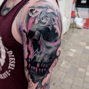 #skulltattoo #skulls #sketch #artist #art #artenapele #artist #tattoooftheday #coverup #coveruptattoo #skullsandroses #worldfamousink #worldart 