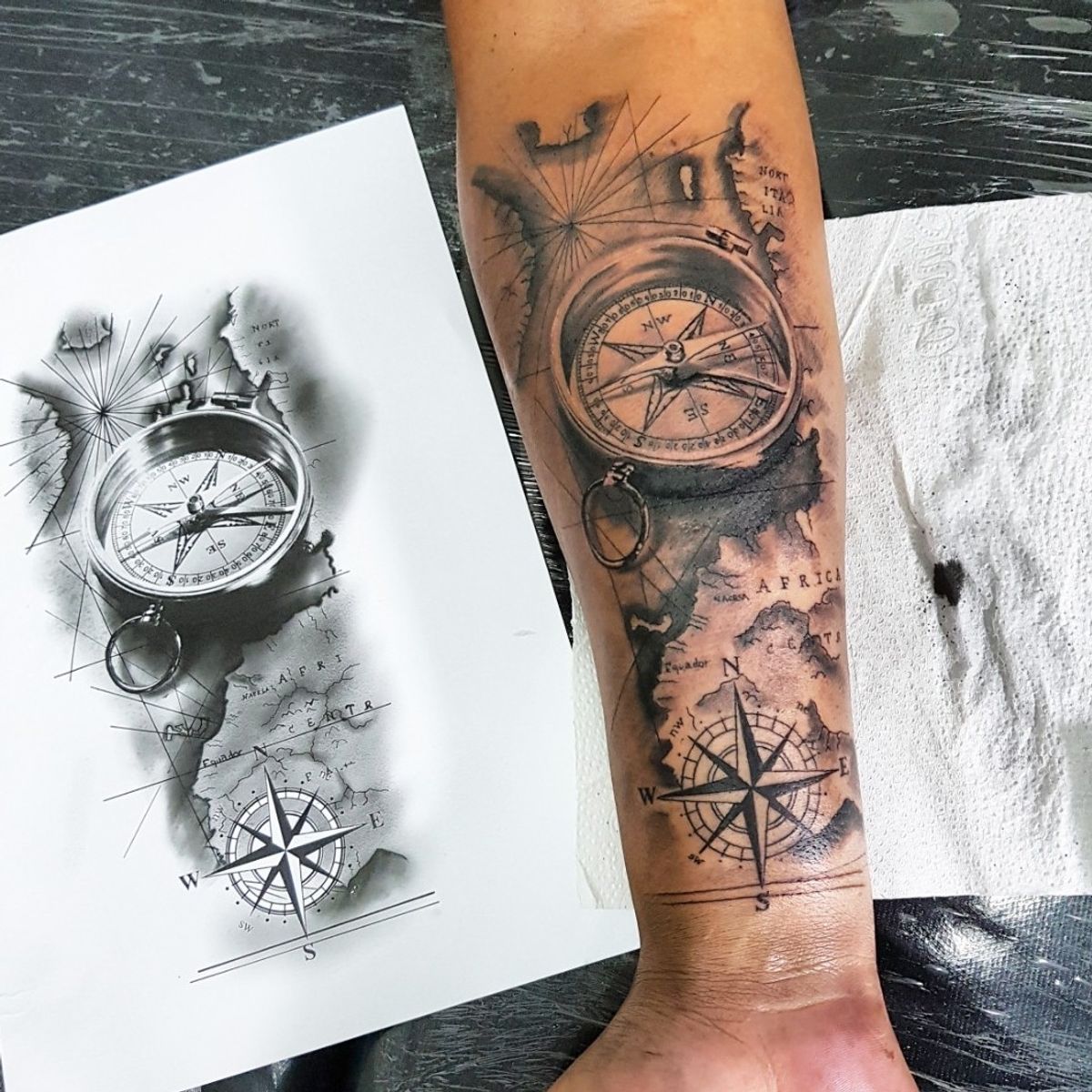 Татуировка компас на предплечье