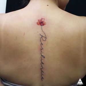 Tatuagens femininas delicadas que representam resiliência – Nova