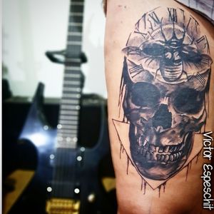 Caveira feita na coxa. 7 horas de trabalho. #tattoo #tatuagem #arte #art #realism #blackandgrey #electricink #brasil #follow #worldfamous #like #inked #skulltattoo #skull #caveiras 