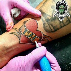 #NaneMedusaTattoo #tattoo #tatuagem #tattooart #tattooartist #tattoolover #tattoostudio #tattooidea #tattooer #tattoodoBR #riodejaneiro #tatuadora #tattoogirl #oldschool #oldschooltattoo #traditionaltattoo #tatuadoras #tguest #Sulacap #tattooja #mom #momtattoo #mae 