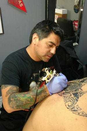 Honu Tatau , tatuador chileno especializado en tatuajes Polynesio con experiencia del estilo en New Zelanda, Brasil, Argentina y Europa.