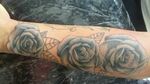 #roses #rosetattoo #tatuagem #estudiodetatuagem #tattooart #tattooartistic #blackandgreytattoo #blacktattoo #electricink #sptattoo