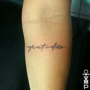 A vida se resume em gratidão #tattooed #Tattoo #blackink #blackline #finelinetattoo #linhasfinas #gratidão #VMP #vmptattoo #Salvador #bahia #brazilianartist #brasiltattoo #brasil 