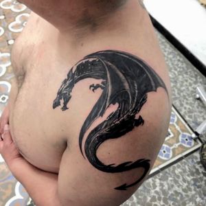 Dragon tattoo I did few days ago, The Girl with the Dragon Tattoo design. Para cotizaciones por whats +522223605806 info on my profile✌🏻 🤓#dragon #dragontattoo #tatuaje #shoulder #shouldertattoo #hombro #blackwork #ink #inked #madeinmexico #hechoenmexico #tatuadoresmexicanos #mexico #mexican #Puebla #mexicano #kraken #HybridoKymera @tattoodo 