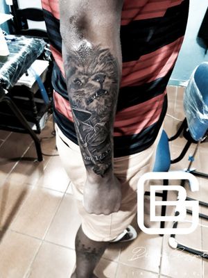 Tatuagem em Péla Negra .#tattooartista #Black #grey #white #world #lion #gladiator #Tattoodo #TattoodoApp 