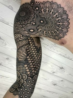 This is incredible! I really admire this artist. . . . . #ornamental #ornamentaltattoo #arms #nissaco #amazingartist #blackwork #dotwork #amazingink 